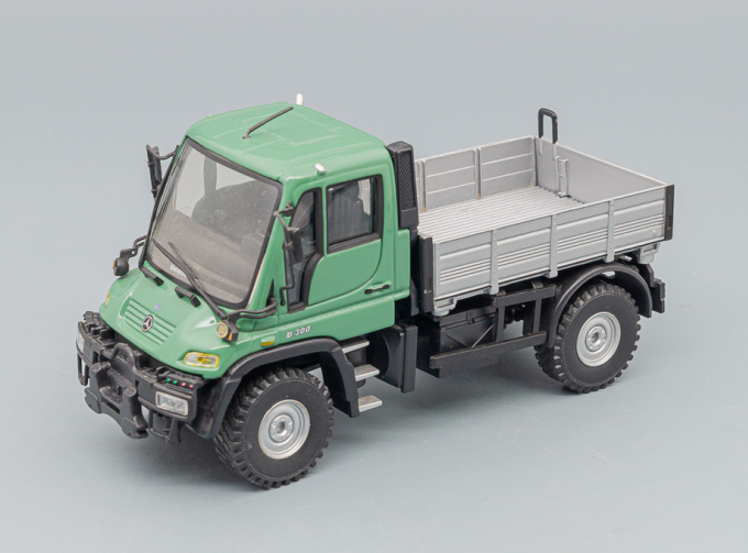 MERCEDES-BENZ Unimog, green / silver