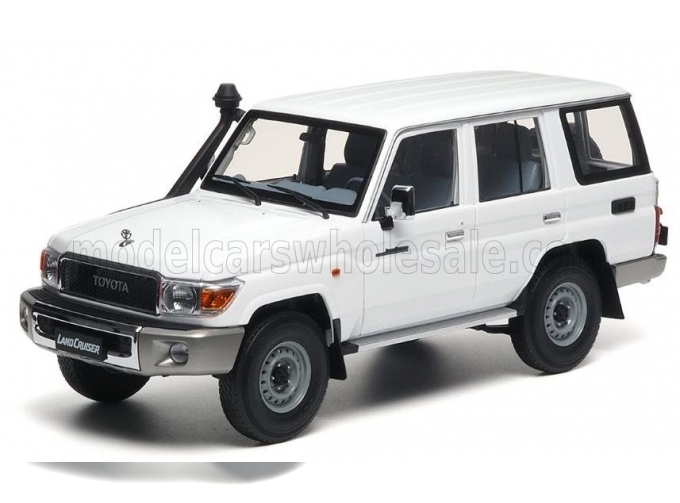 TOYOTA Land Cruiser 76 (2017), White