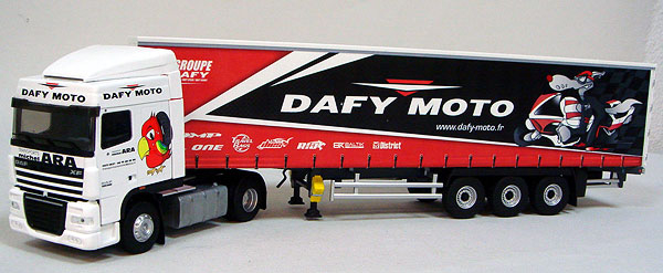 DAF XF 105 Space Cab с полуприцепом Dafy Moto curtain side 2009, white
