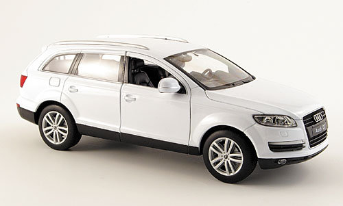 AUDI Q7, white