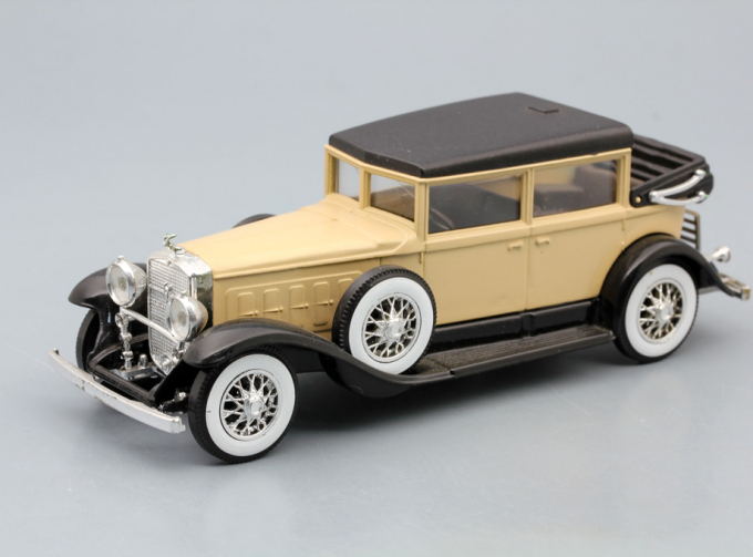 CADILLAC V16 (1931), beige / black