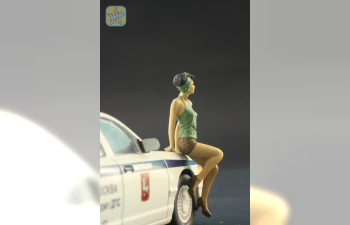 Фигурка "Девушка в зеленом сидит на капоте" (окрашена)