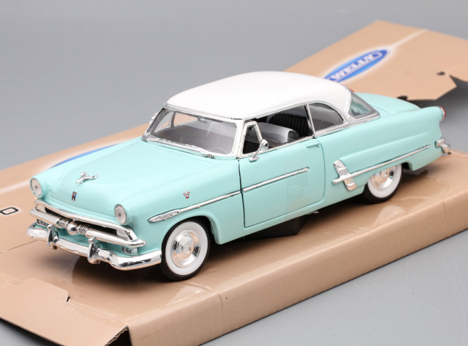 FORD Crestine Victoria Coupe 1953, light blue / white