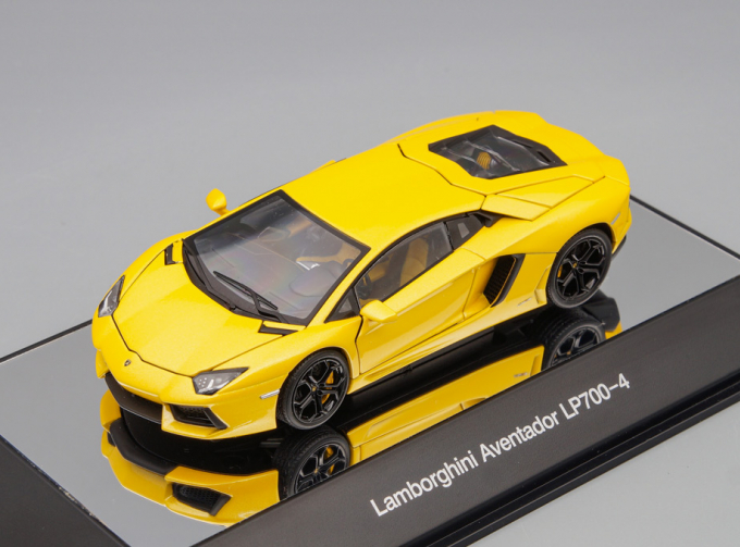 LAMBORGHINI Aventador LP700-4 (2011), yellow metallic