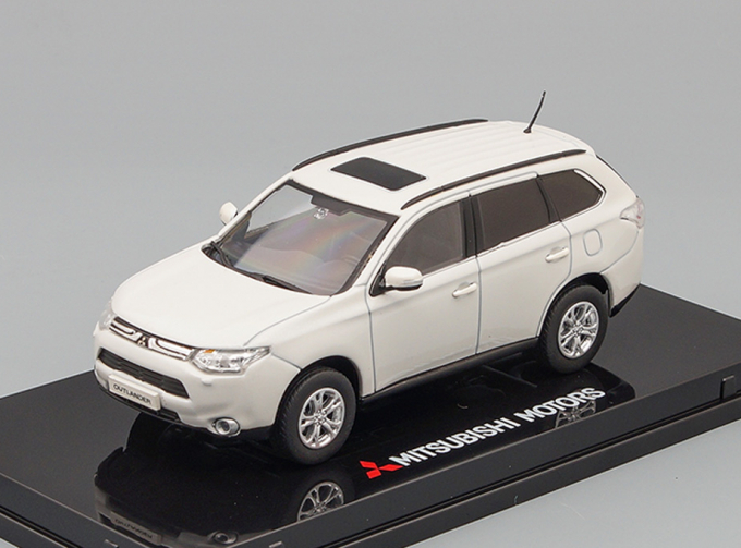 MITSUBISHI Outlander (2014), metallic white