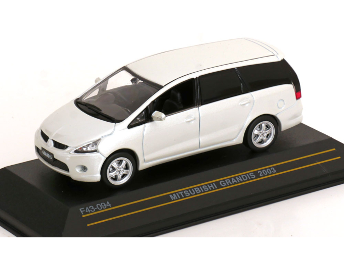 MITSUBISHI Grandis (2003), white