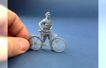 Сборная модель британский армейский велосипедист идет со своим велосипедом