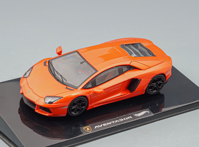 LAMBORGHINI Aventador, orange