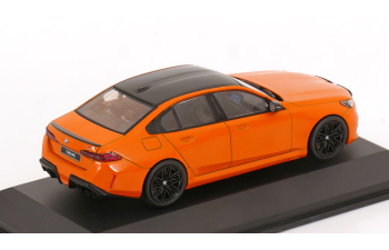 BMW M5 (G90) Saloon (2025), orange
