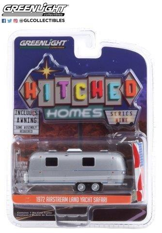 кемпер-трейлер AIRSTREAM Double-Axle Land Yacht Safari with American Flag Awning 1972