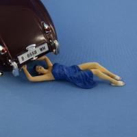 Фигурка Девушка ремонтирующая машину (окрашенная)