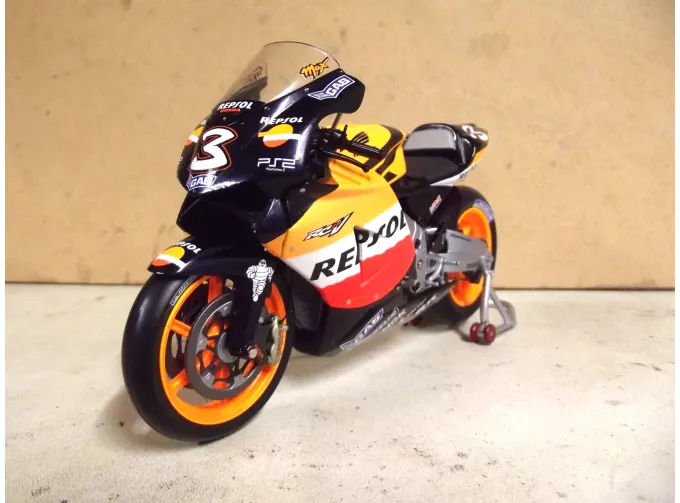 HONDA RC211V №3 MAX Biaggi Miniature "Motos GP Série 2"  (2005)