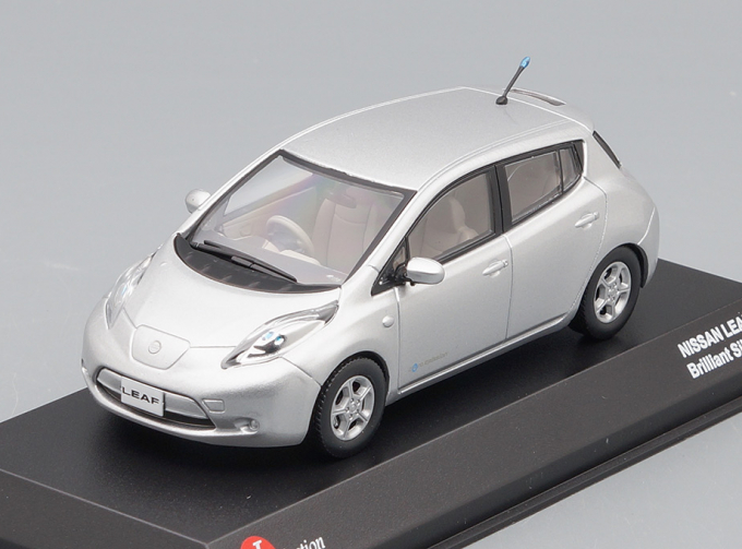 NISSAN LEAF, silver