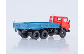 Камский грузовик 5320 бортовой, красный / синий