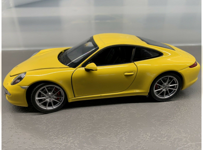 Porsche 911 (991) желтый