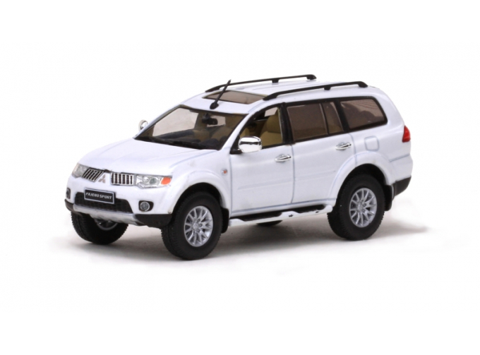 MITSUBISHI Pajero Sport, pearl white