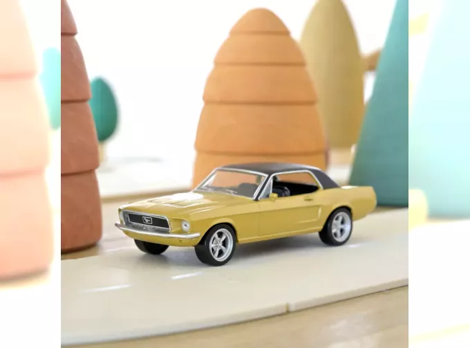 FORD Mustang Coupe (1968), Gold Black