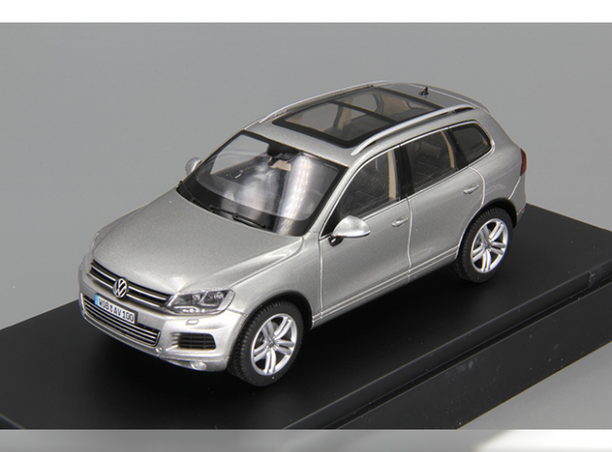 VOLKSWAGEN Touareg II (2010), grey metallic