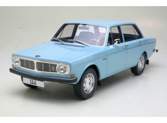 VOLVO 144 (1970), light blue