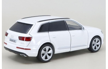 AUDI Q7, white