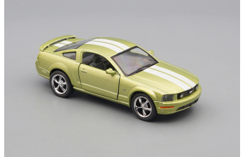 FORD Mustang GT (2006), light green metallic / white