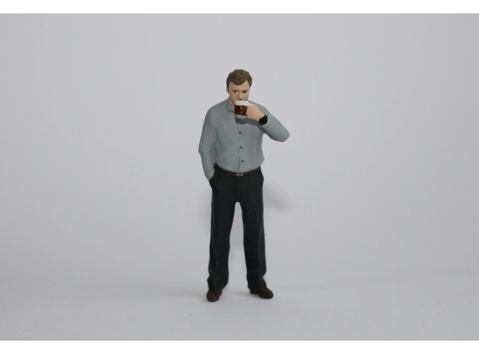 Фигурка Парень с бокалом