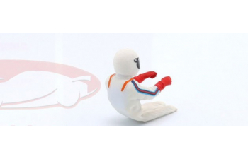 Фигурка сидящего гонщика в белом шлеме (1977)