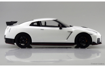 Сборная модель Nissan GT-R R35 Nismo (2017) Brilliant White Pearl