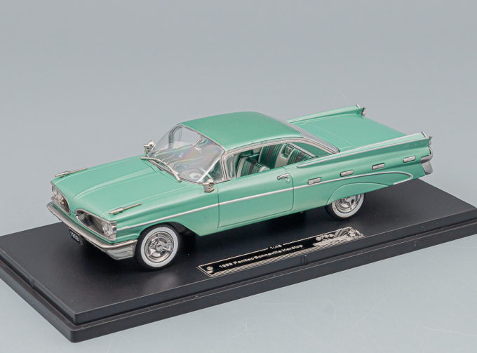 PONTIAC Bonneville Hardtop (1959), light green