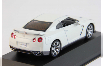 NISSAN GTR, pearl white