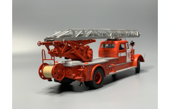 Сборная модель Пожарная автолесница АМ-32(200) колеса смола