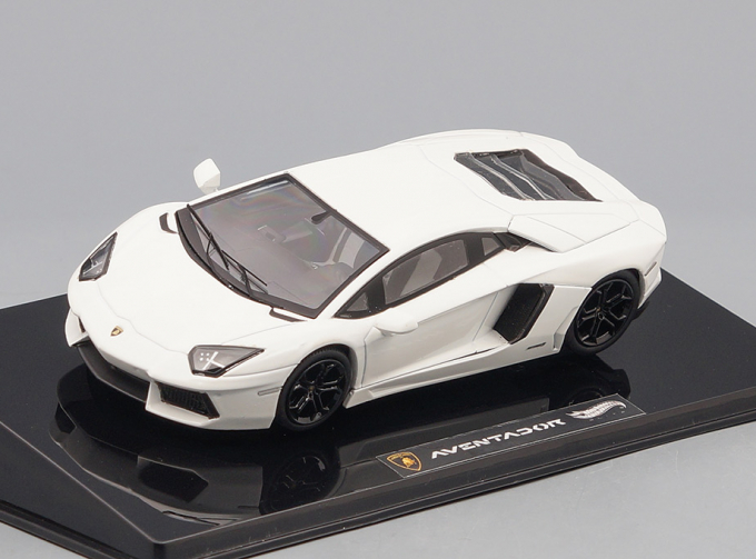 LAMBORGHINI Aventador (2011), pearl white