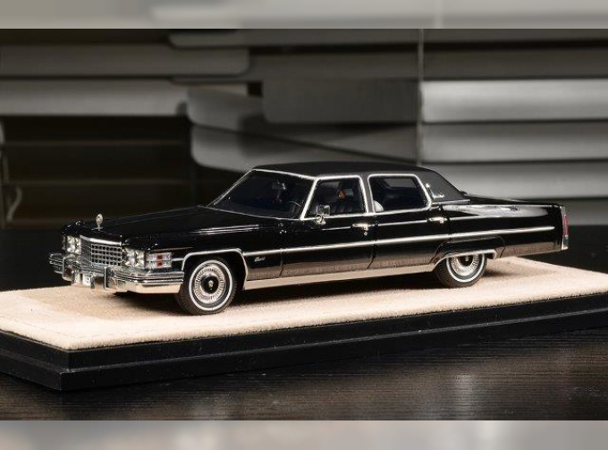 CADILLAC Fleetwood Brougham (1974), Black