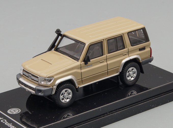 TOYOTA LAND CRUISER 76 (2014), sand