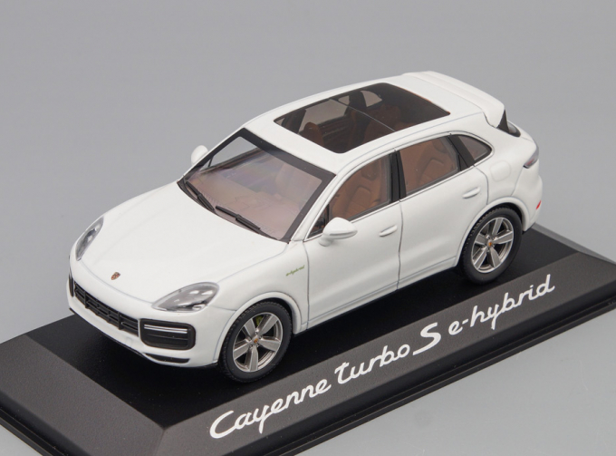 Porsche Cayenne Turbo S e-hybrid (white)