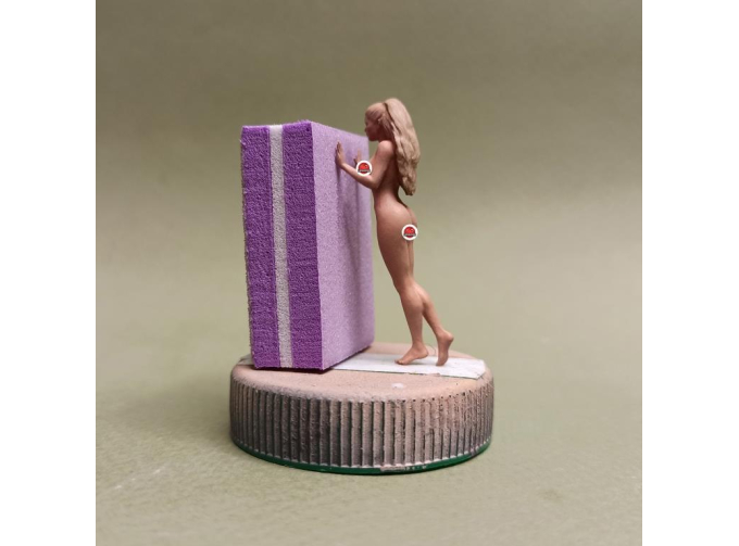 Фигура 0868 Нагота уперлась в стену, окрашенная (цвет в ассортименте)