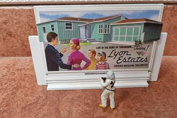 Назад в Будущее: Рекламный щит / *Back to the Future* Lyon estates Big Letter Option A