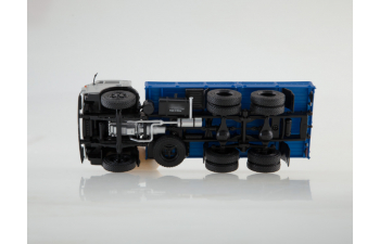 Камский грузовик 5320 бортовой, серый / синий