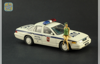 Фигурка "Девушка в зеленом сидит на капоте" (окрашена)