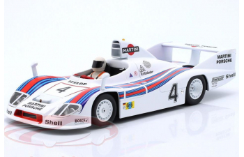 Фигурка сидящего гонщика в белом шлеме (1977)