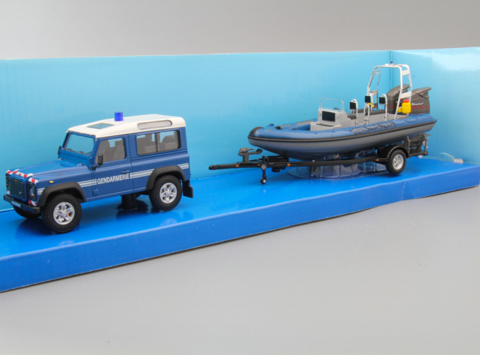 LAND ROVER Defender Gendarmerie с прицепом-лодкой, blue / white