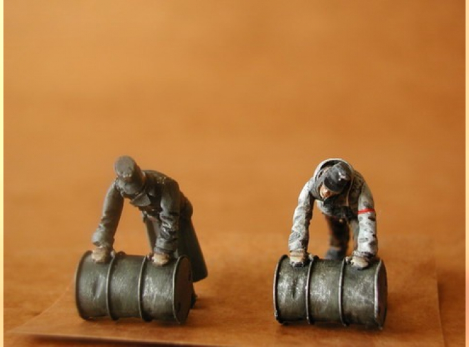 Сборная модель German Soldiers with Barrels (2 figures and 2 barrels)