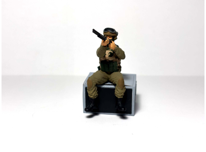 Солдат с ружьем сидячий масштаб 1:24 (см.описание)