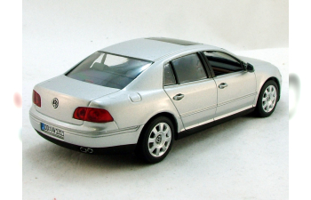 VOLKSWAGEN Phaeton (2002), silver