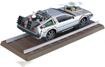 Сборная модель DeLorean GMC LK coupe railroad Back to the Future (фильм Назад в будущее-3, на железнодорожном шасси)