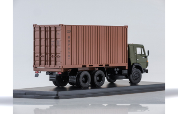Камский грузовик 53212 с 20-футовым контейнером, зеленый / коричневый