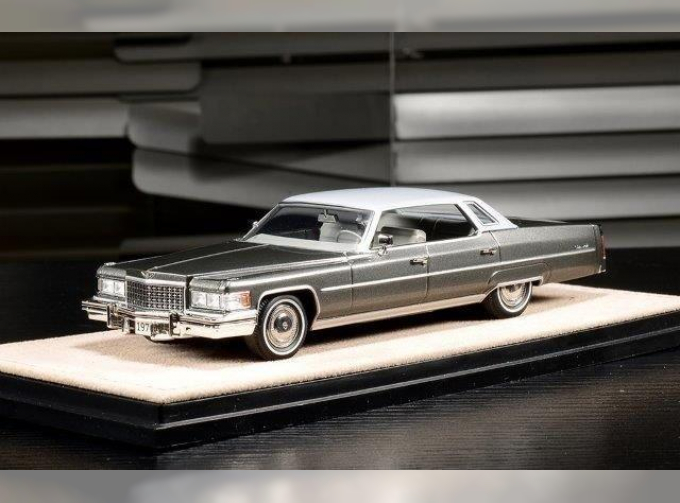 CADILLAC Sedan Deville (1976), Georgian Silver Metallic