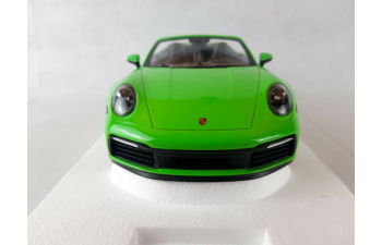 Porsche 911 (992) Carrera 4S lizard green