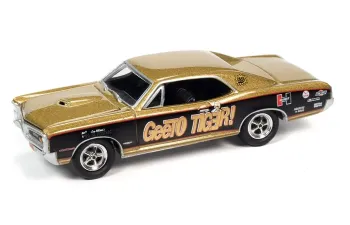 Набор из двух моделей PONTIAC GTO, tiger gold with black sides and GeeTO Graphics & (1969)& PONTIAC GTO Royal Bobcat, orange body with white stripes & hood (1966)