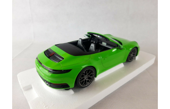 Porsche 911 (992) Carrera 4S lizard green